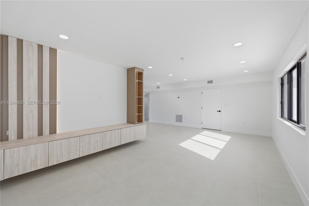 10910 NE 9th Ct, Biscayne Park, FL 33161 Photo