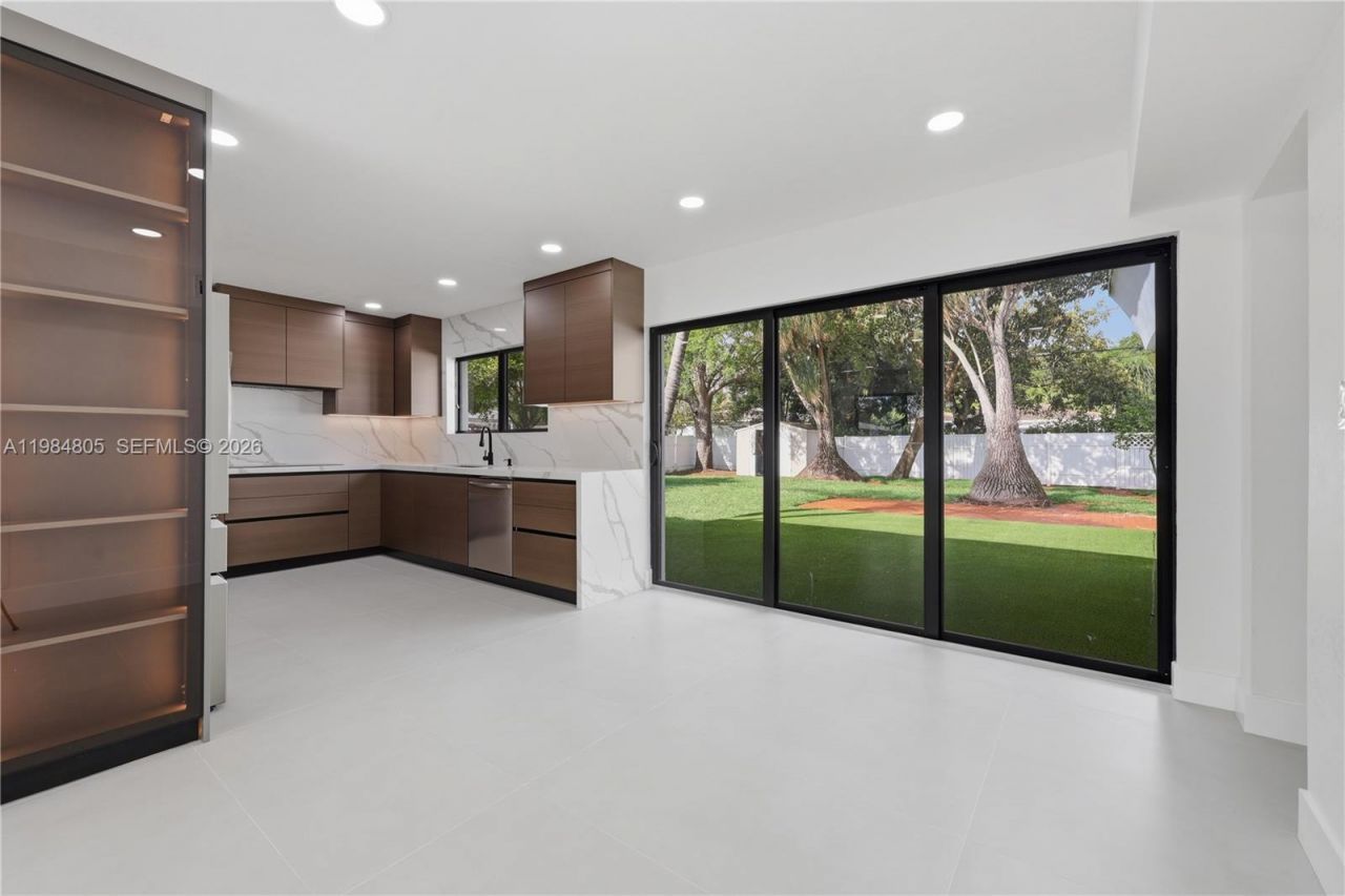 10910 NE 9th Ct , Biscayne Park, FL 33161 Photo