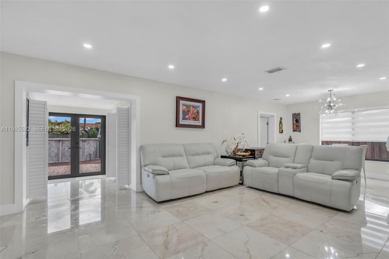 8818 SW 16th St , Miami, FL 33165 Photo