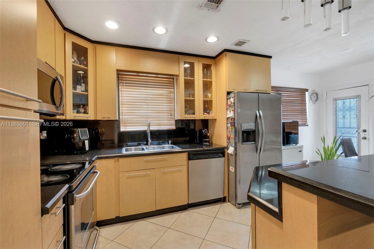 11685 Canal Dr , Unit 110, North Miami, FL 33181 Photo