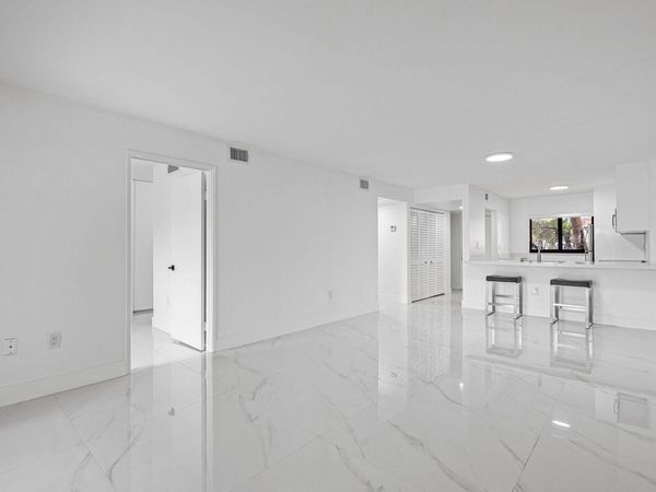 510 W Park Drive, Unit 104-3, Miami, FL 33172