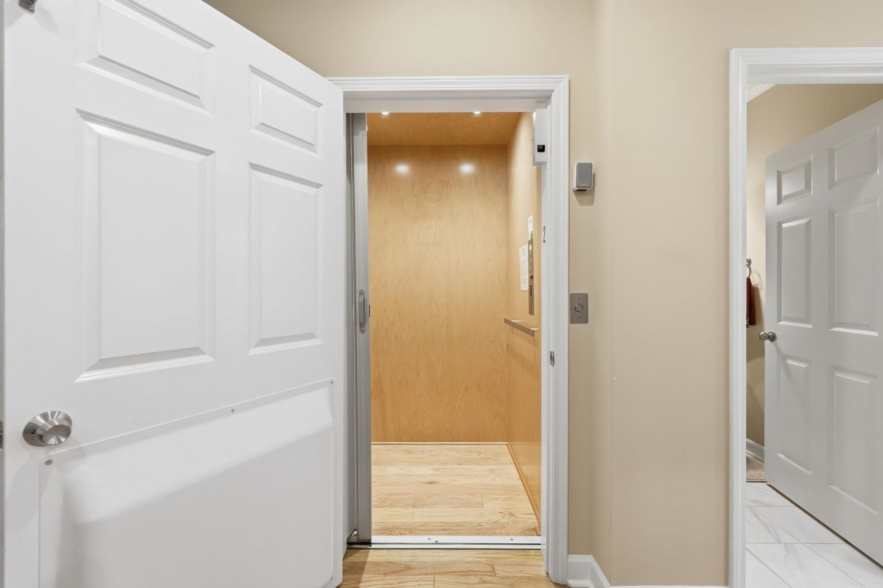 122 Oyster Bay Dr. Photo 10