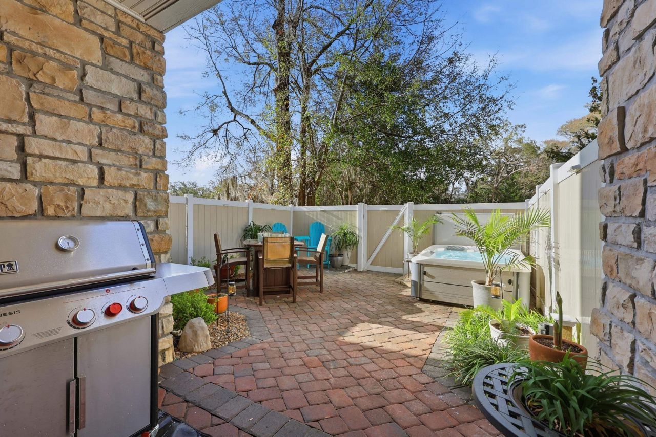 122 Oyster Bay Dr. Photo 15