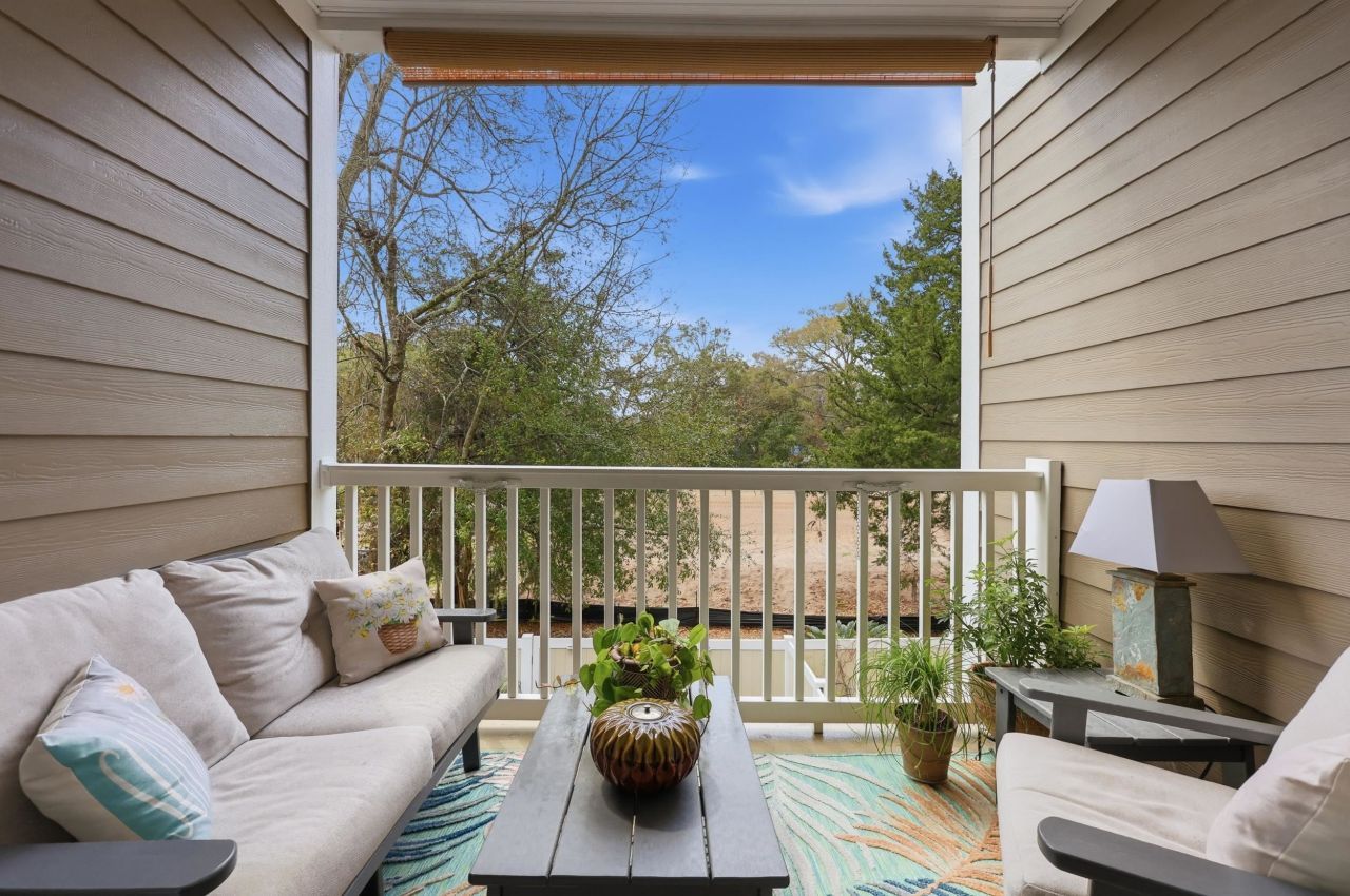 122 Oyster Bay Dr. Photo 20