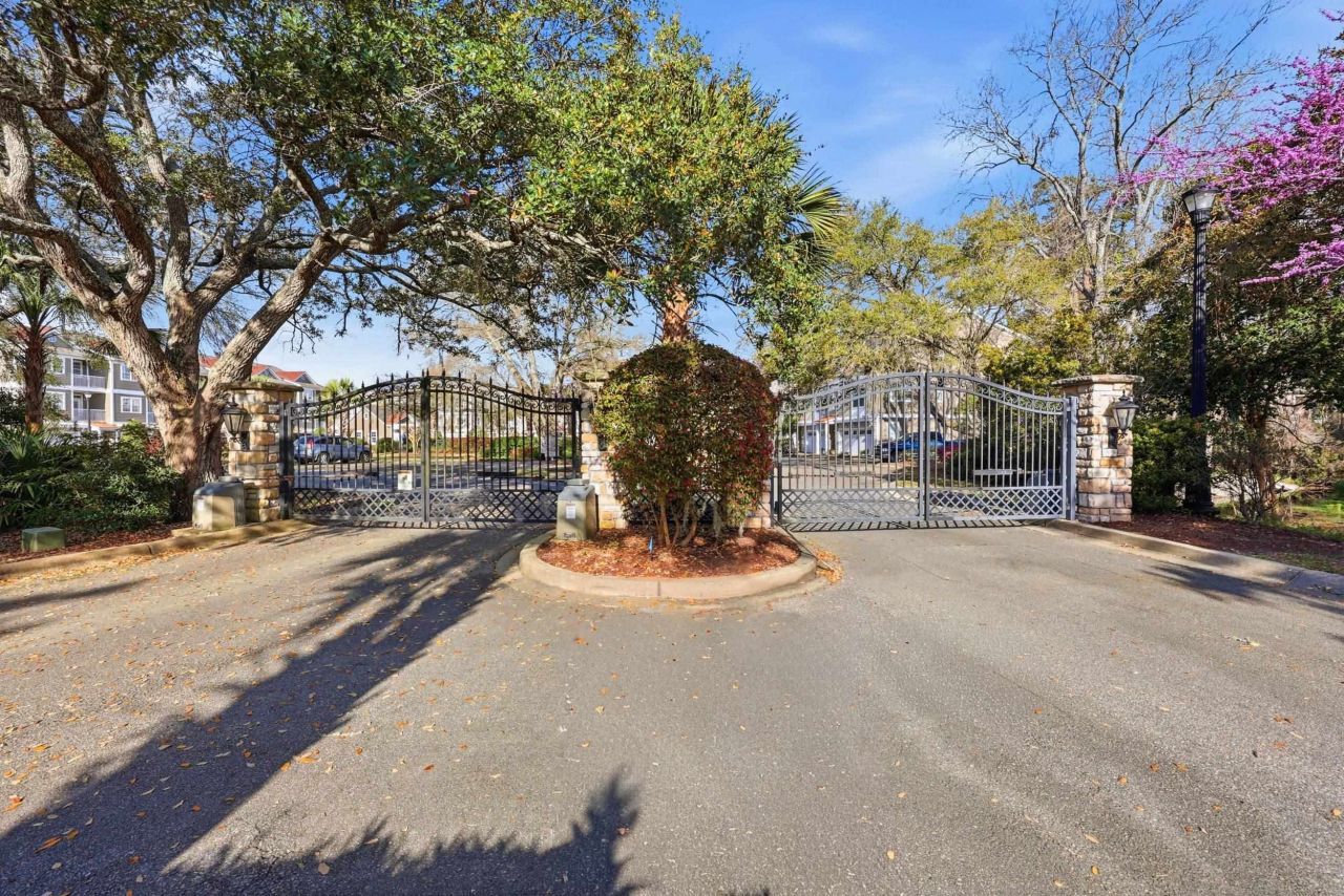 122 Oyster Bay Dr. Photo 4