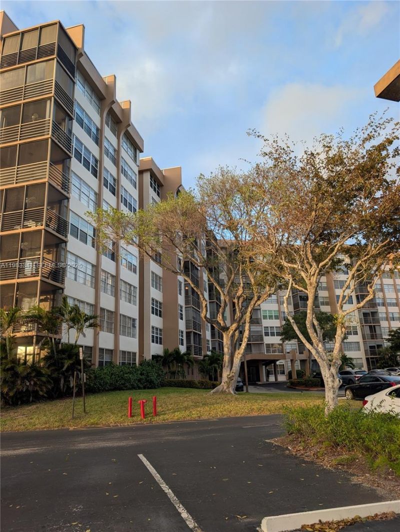 1000 E Saint Charles Pl, Unit 519, Pembroke Pines, FL 33026 Photo