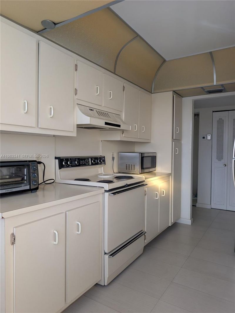 1000 E Saint Charles Pl, Unit 519, Pembroke Pines, FL 33026 Photo