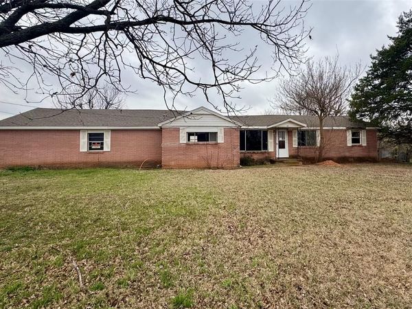627 Cranton Drive, Chickasha, OK 73018