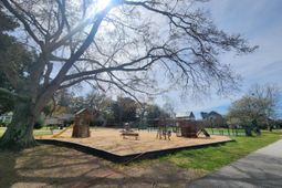 316 Queens Court photo 4