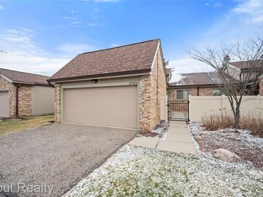 27323 Apple Blossom Lane, Southfield, MI 48034