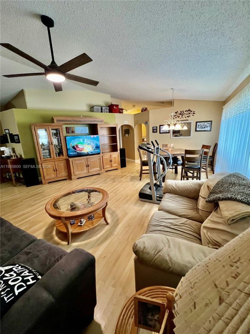 2102 NW 193rd Ave, Pembroke Pines, FL 33029 Photo