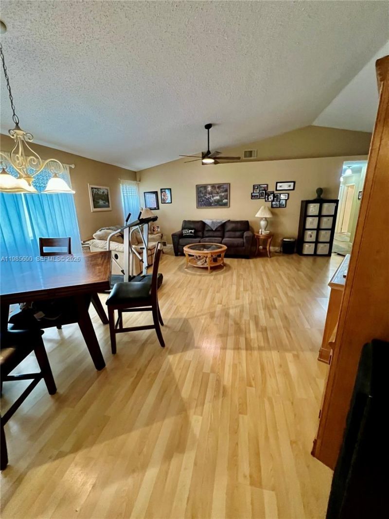 2102 NW 193rd Ave, Pembroke Pines, FL 33029 Photo