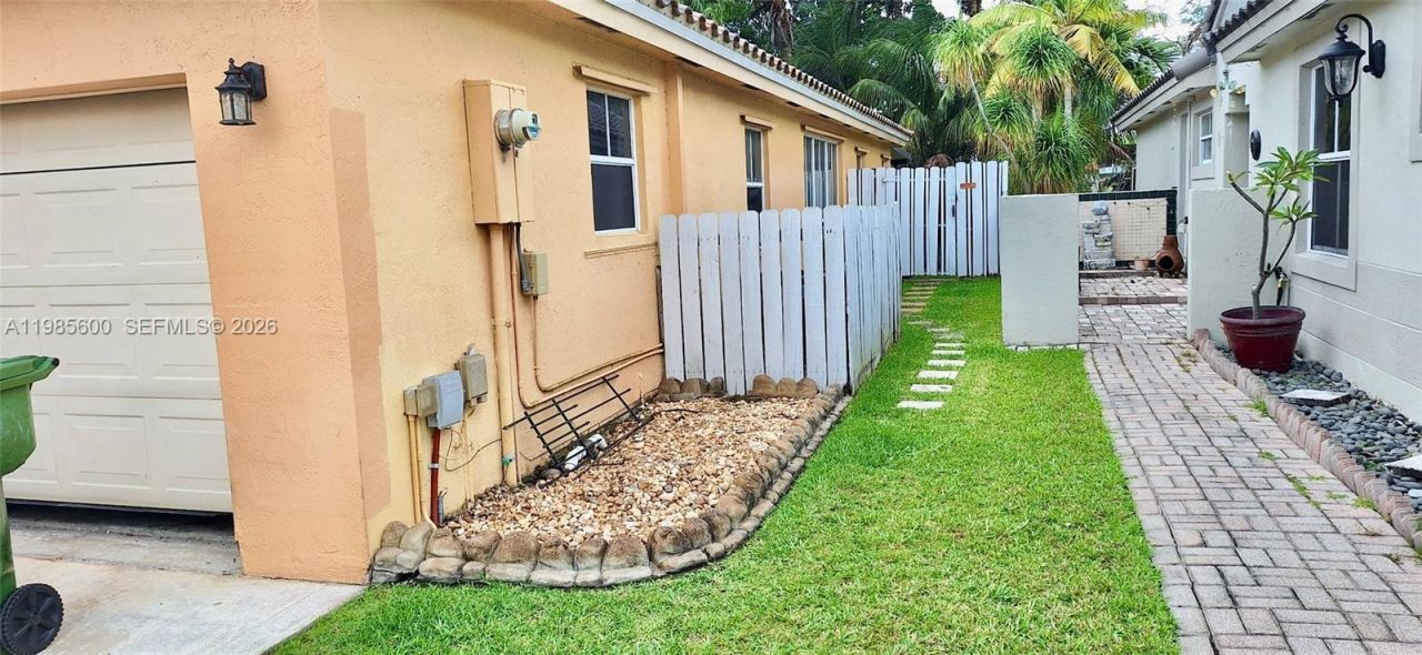 2102 NW 193rd Ave, Pembroke Pines, FL 33029 Photo
