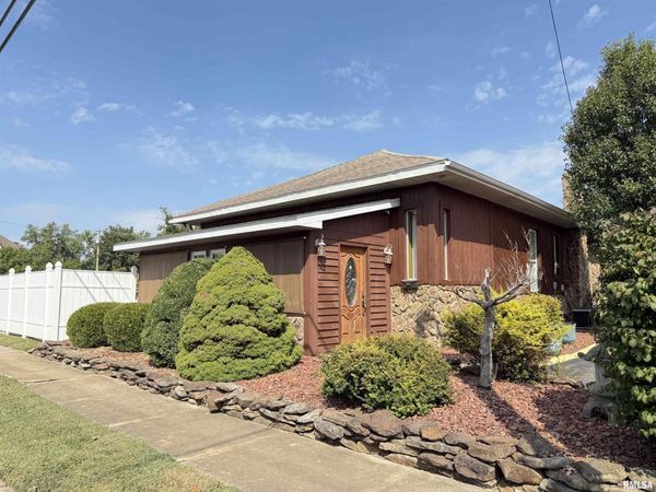 105 S RUSSELL Street, Marion, IL 62959