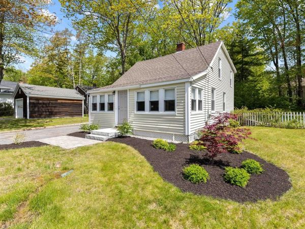 63 Underwood Road , Falmouth, ME 04105