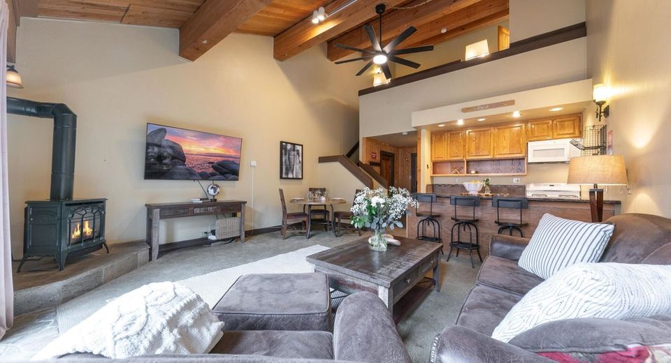 2000 North Village Drive, Truckee, CA 96161 Photo