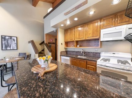 2000 North Village Drive, Truckee, CA 96161 Photo