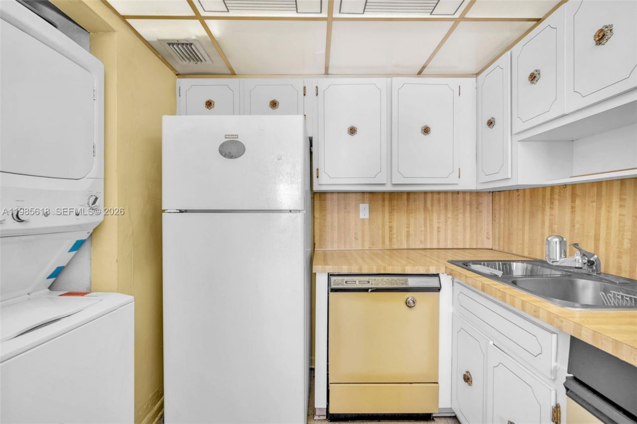 5731 NW 37th St , Unit 405, Virginia Gardens, FL 33166 Photo