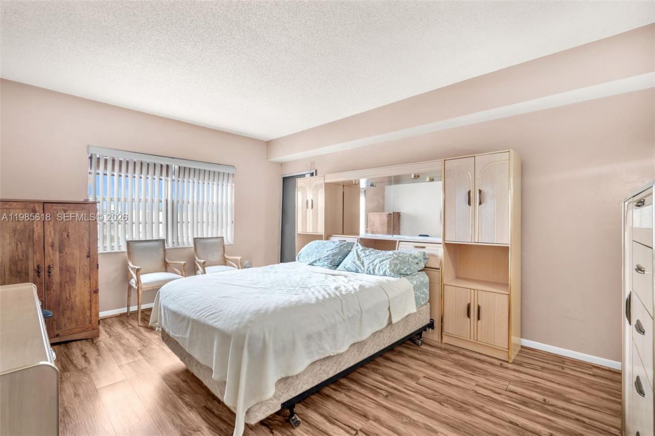 5731 NW 37th St , Unit 405, Virginia Gardens, FL 33166 Photo