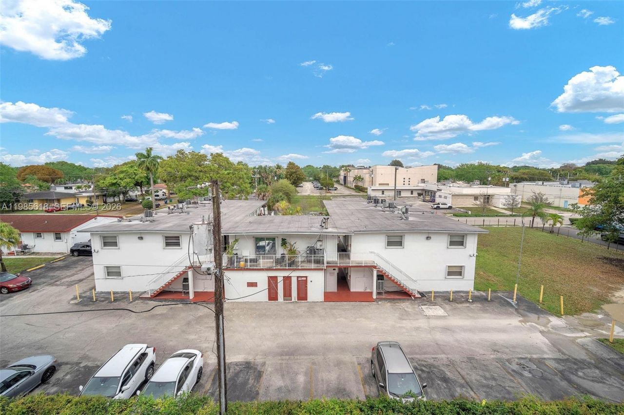 5731 NW 37th St , Unit 405, Virginia Gardens, FL 33166 Photo