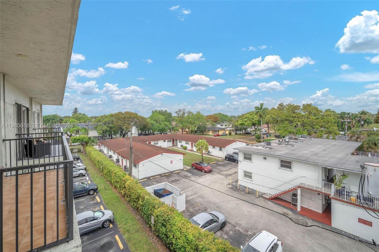 5731 NW 37th St , Unit 405, Virginia Gardens, FL 33166 Photo