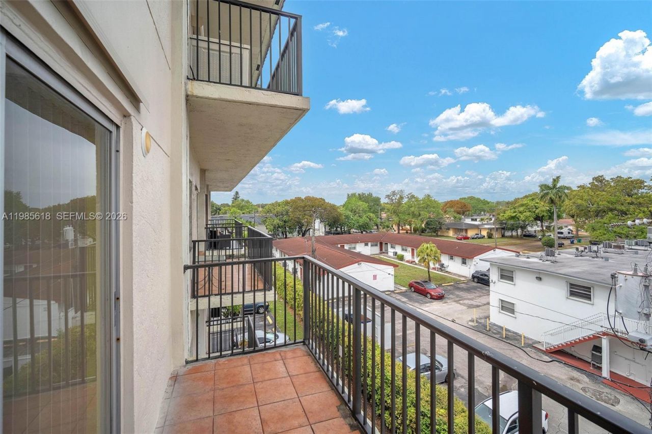 5731 NW 37th St , Unit 405, Virginia Gardens, FL 33166 Photo