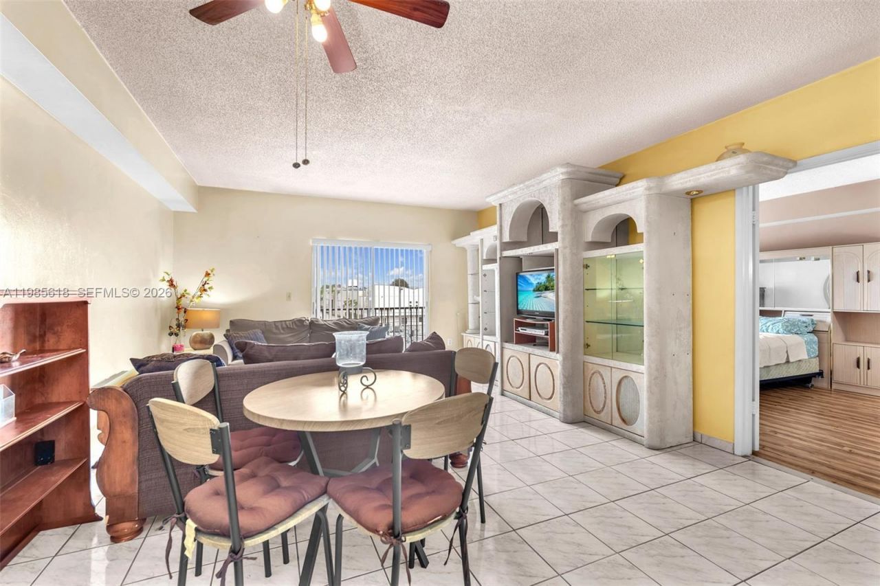 5731 NW 37th St , Unit 405, Virginia Gardens, FL 33166 Photo