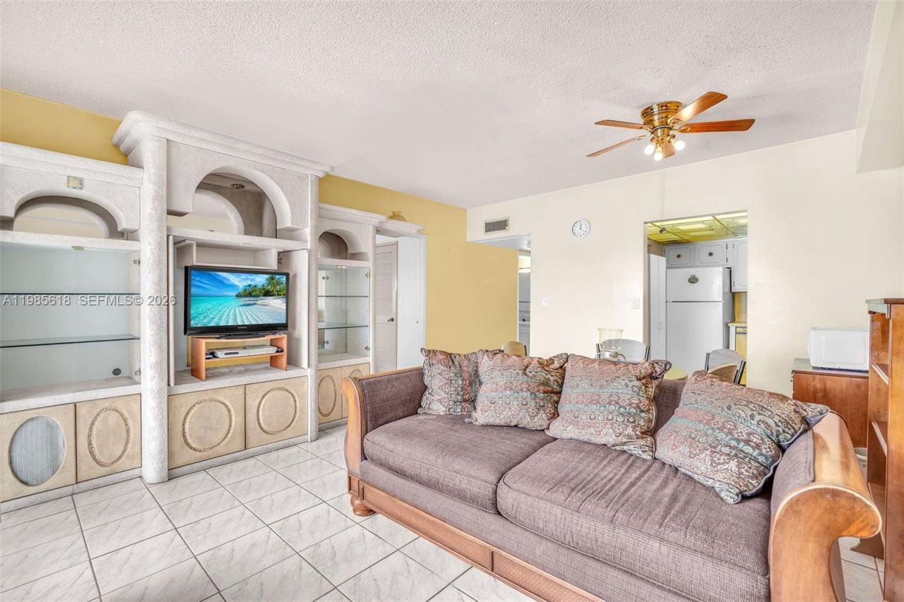 5731 NW 37th St , Unit 405, Virginia Gardens, FL 33166 Photo