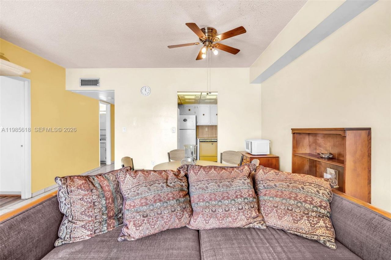 5731 NW 37th St , Unit 405, Virginia Gardens, FL 33166 Photo