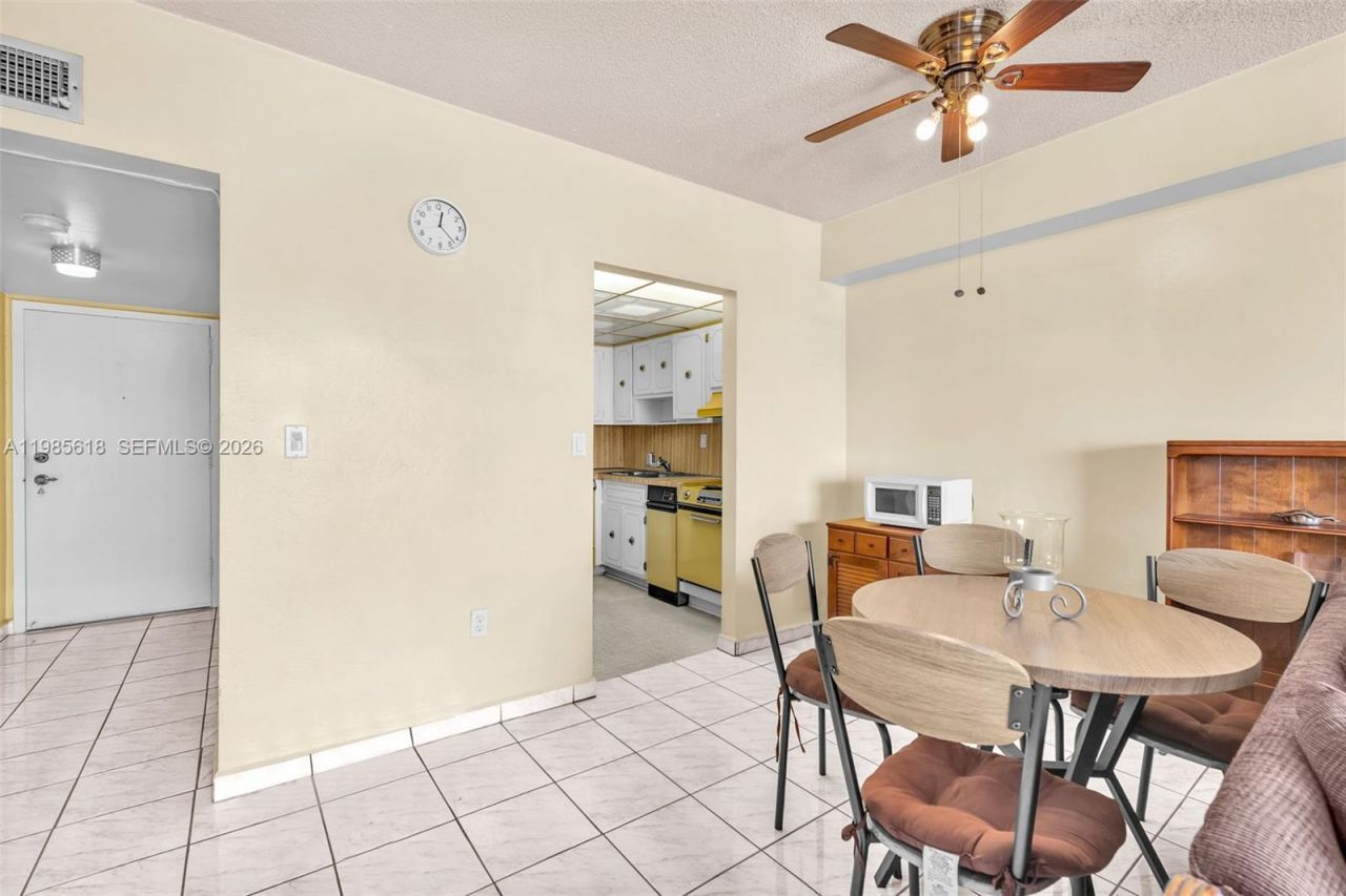5731 NW 37th St , Unit 405, Virginia Gardens, FL 33166 Photo