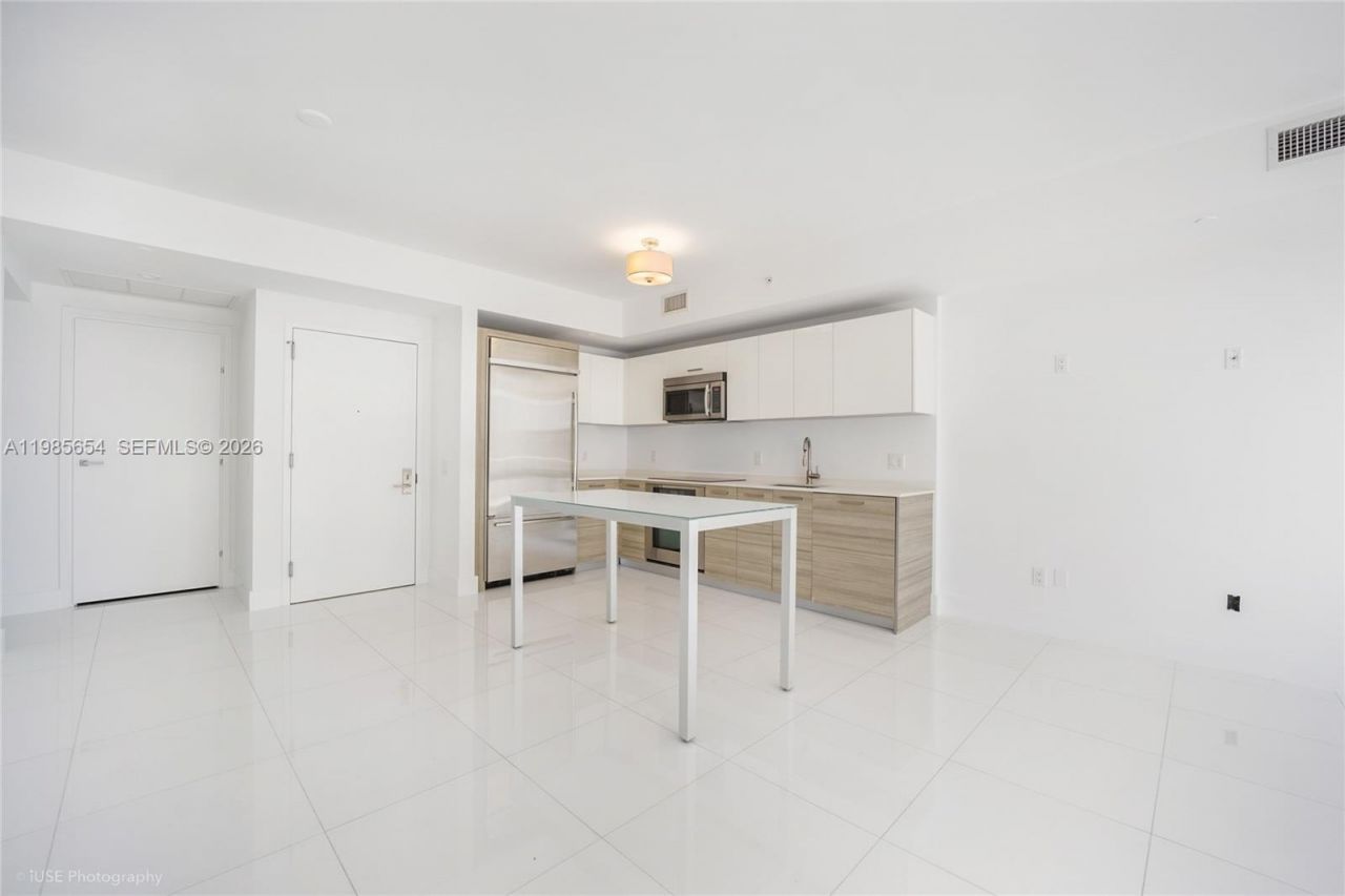 1300 Brickell Bay Dr, Unit 1803, Miami, FL 33131 Photo