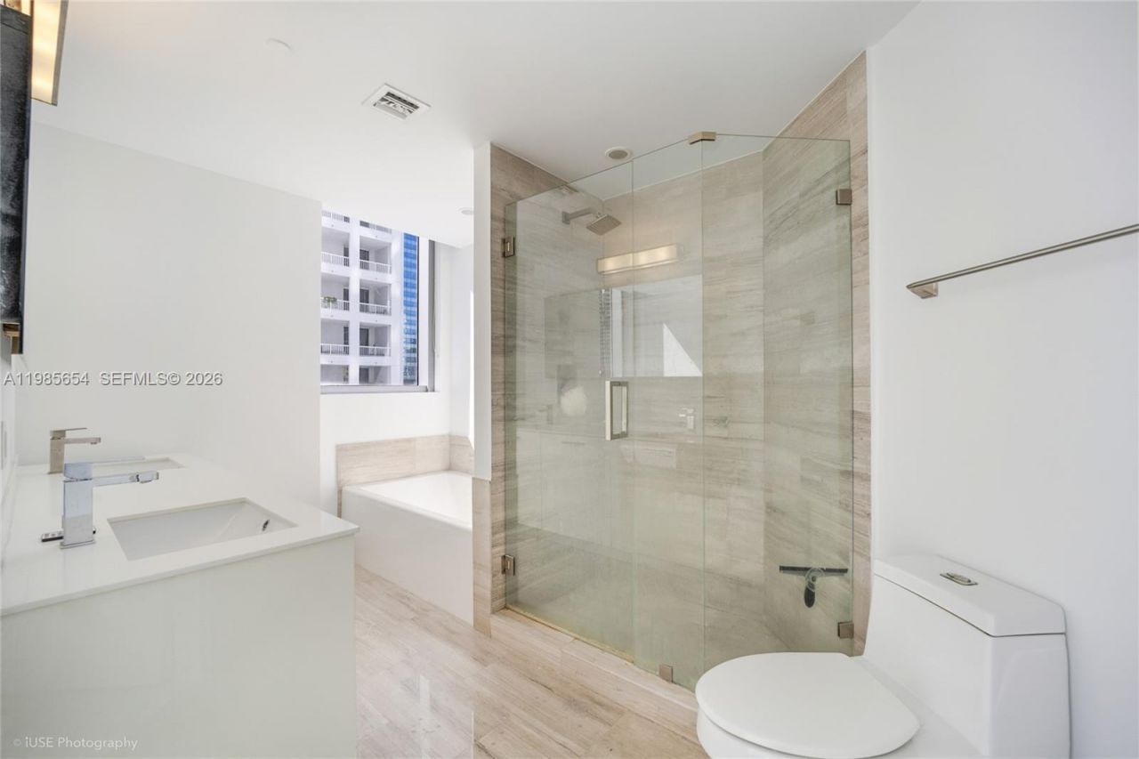 1300 Brickell Bay Dr, Unit 1803, Miami, FL 33131 Photo