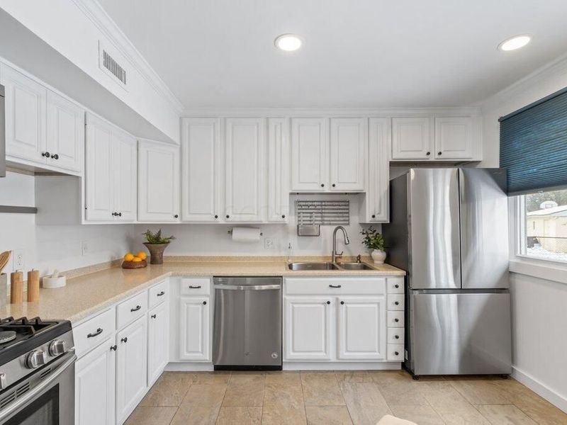 627 S Selby Boulevard , Worthington, OH 43085 Photo 6