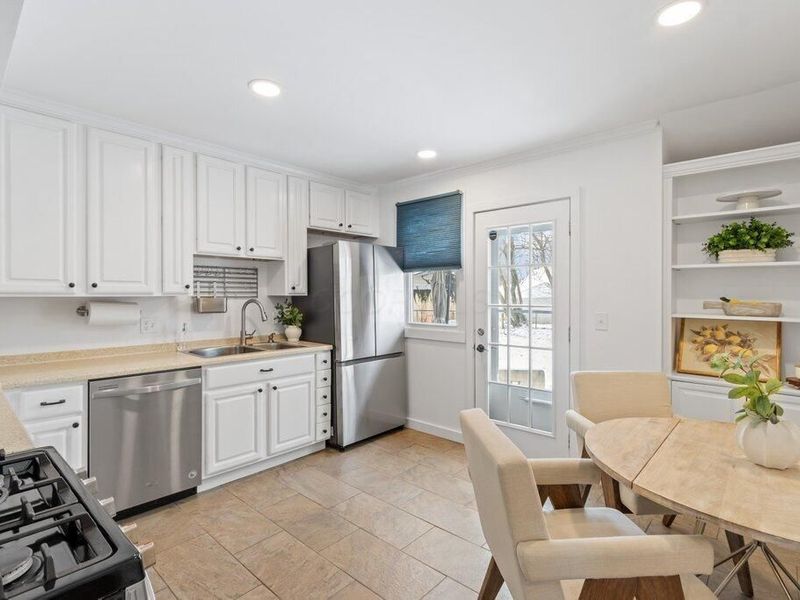 627 S Selby Boulevard , Worthington, OH 43085 Photo 7