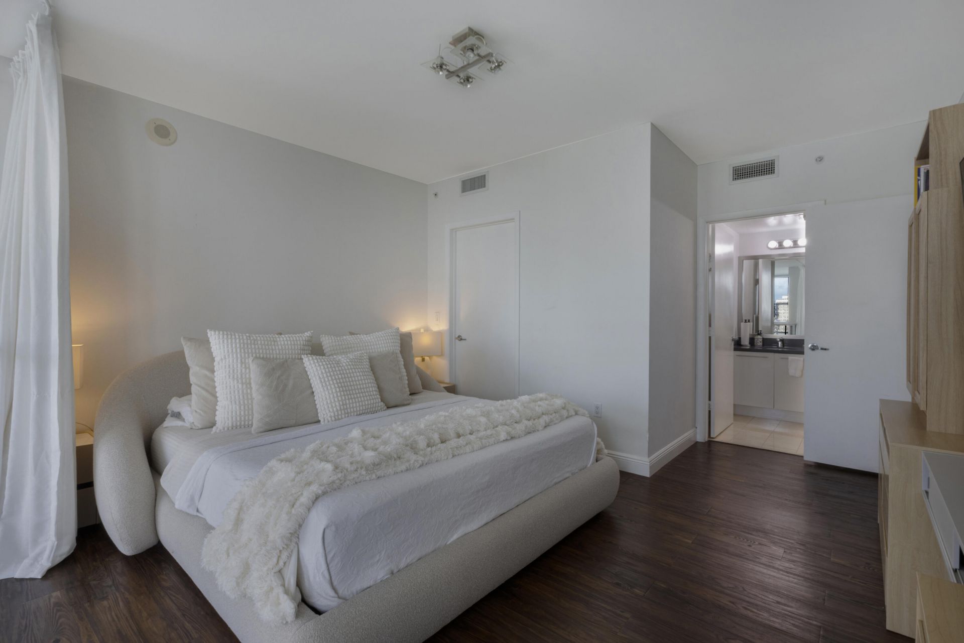 90 SW 3rd Street, Unit Th700a, Miami, FL 33130 Photo