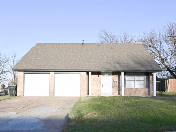 109 S 9th Street Circle, Chickasha, OK 73018
