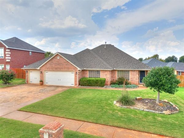 401 N Topaz Way, Mustang, OK 73064