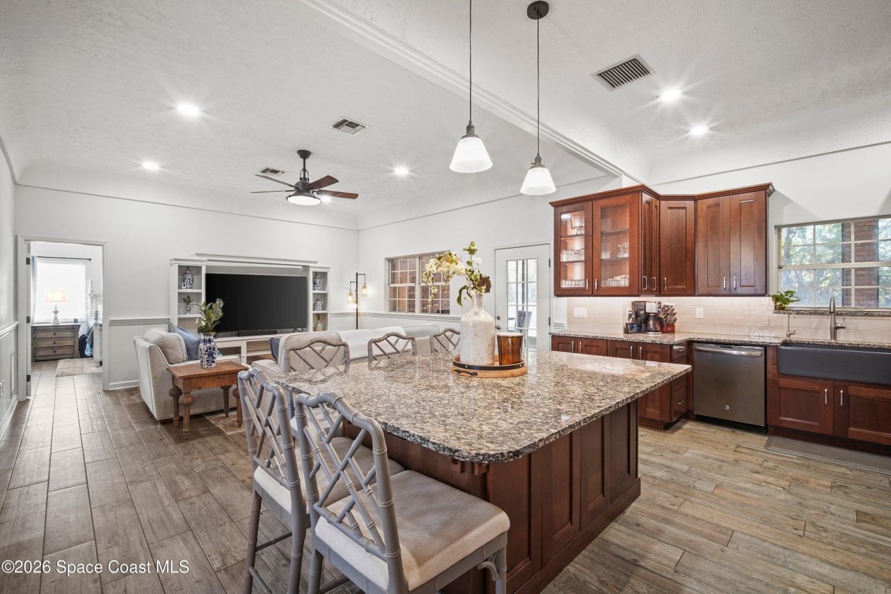 572 Lake Ashley Circle, Melbourne, FL 32904 Photo