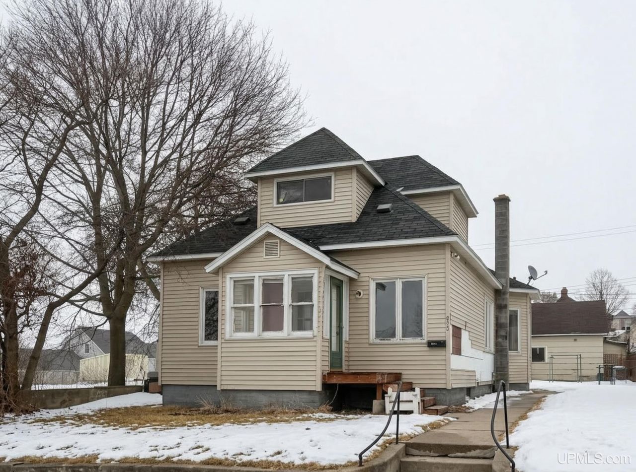 613 N 9th Street, Gladstone, MI 49837 Main Photo