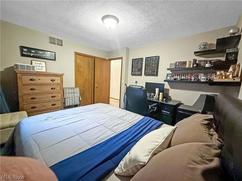 284 Old Oak Drive, Cortland, OH 44410 Photo 12