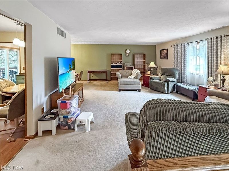 284 Old Oak Drive, Cortland, OH 44410 Photo 4