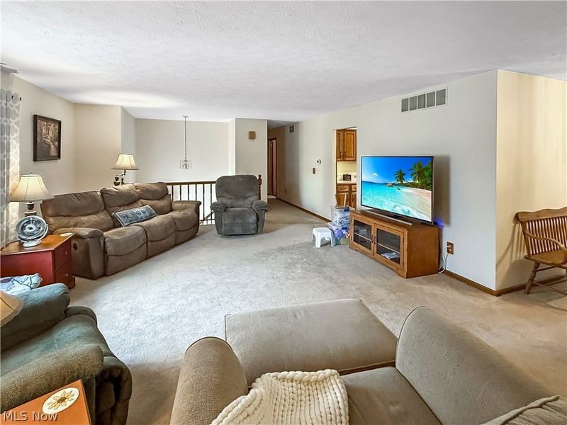 284 Old Oak Drive, Cortland, OH 44410 Photo 5