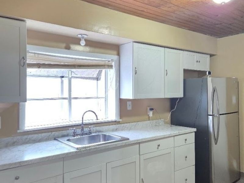 9006 Columbia Avenue, Cleveland, OH 44108 Photo 2