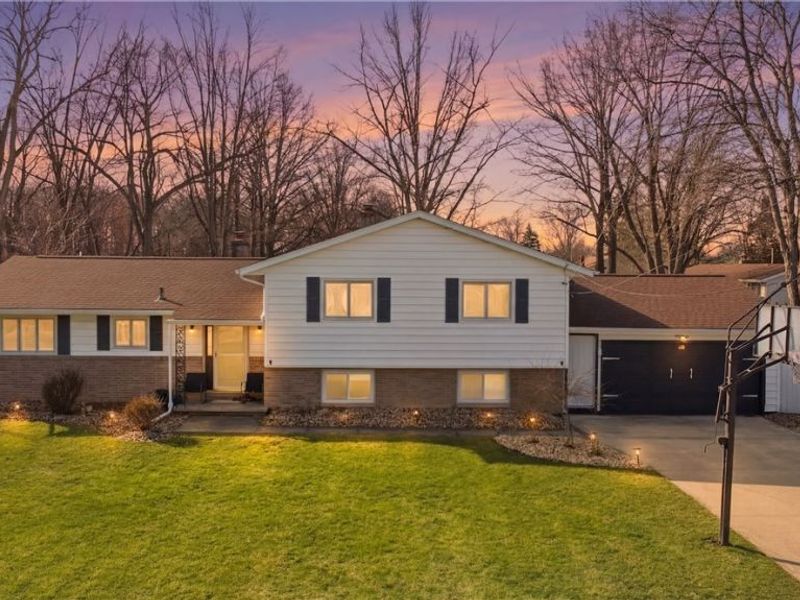 5227 Clovelly Drive , Lorain, OH 44053 Photo 2