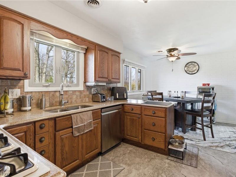 5227 Clovelly Drive , Lorain, OH 44053 Photo 6