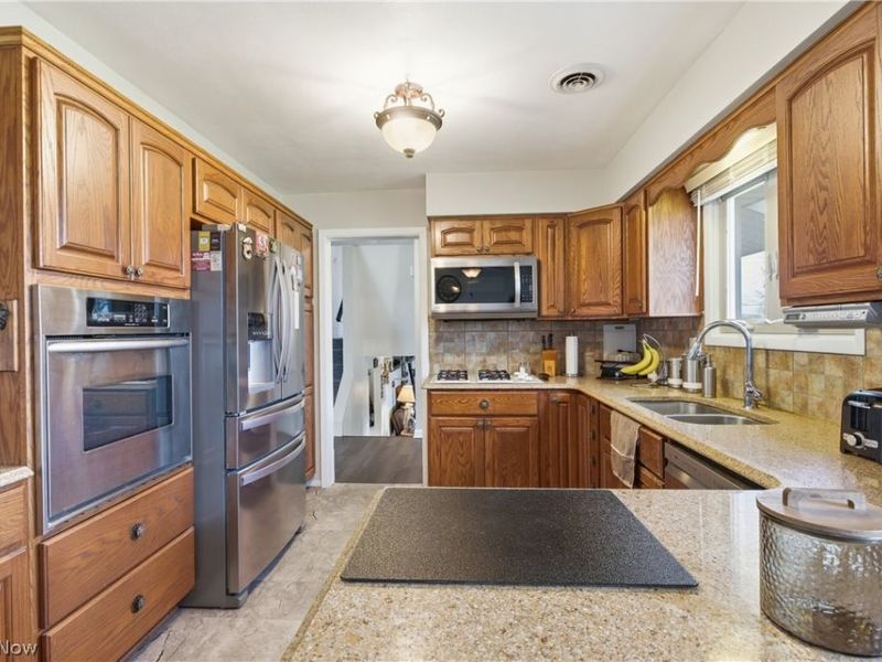 5227 Clovelly Drive , Lorain, OH 44053 Photo 7