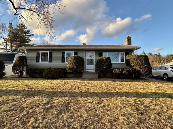 34 Flora St, Springfield, MA 01129