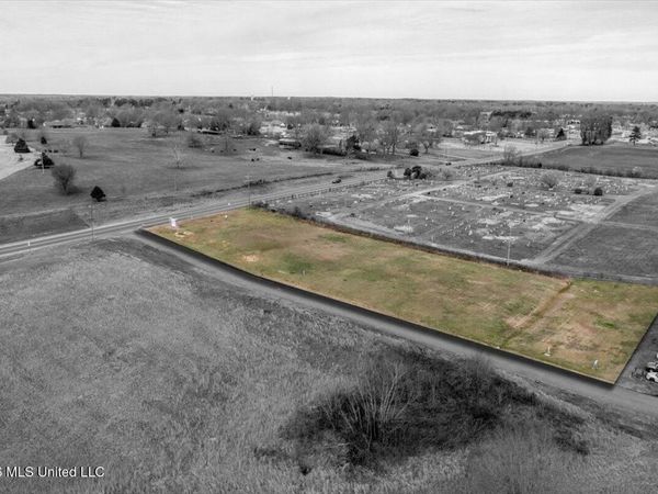 2776 Highway 51 , Senatobia, MS 38668