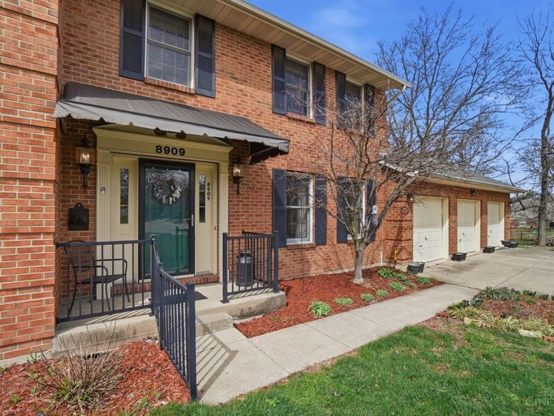 8909 Saxton Drive, West Chester, OH 45069 Photo 2