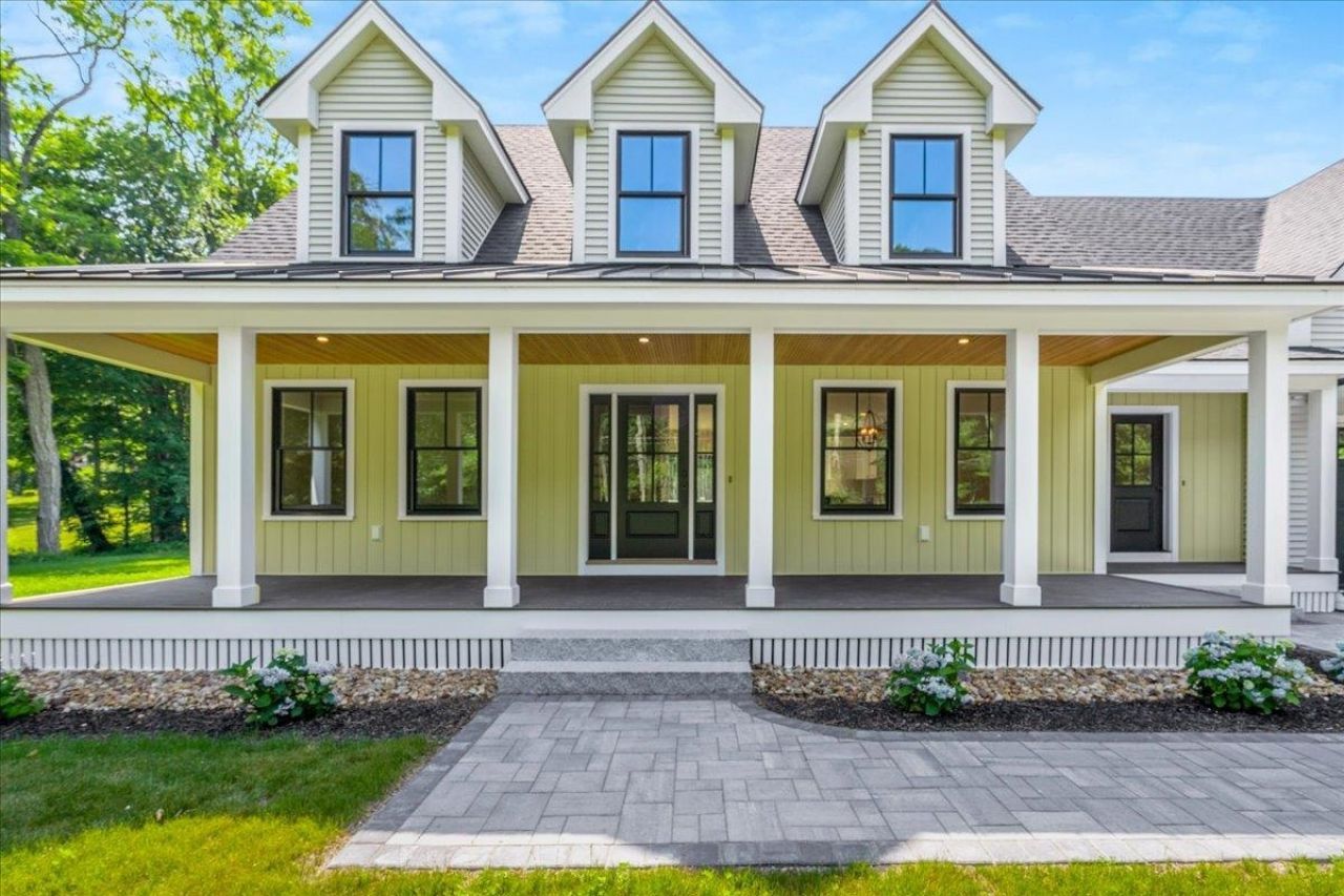 195 Amesbury Road, Kensington, NH 03833 Main Photo